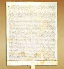 A Magna Charta (vagy más néven „Nagy Szabadságlevél”), amelyet Anglia királya írt alá 1215-ben, fordulópontot jelentett az emberi jogok történetében.